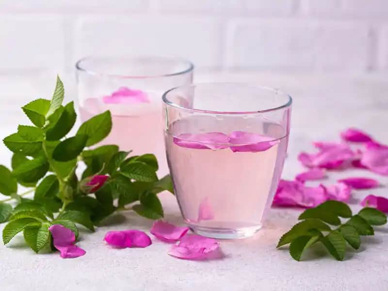 Gül Suyunun Saç Bakımındaki Faydaları ve Doğal Kullanım Yöntemleri
