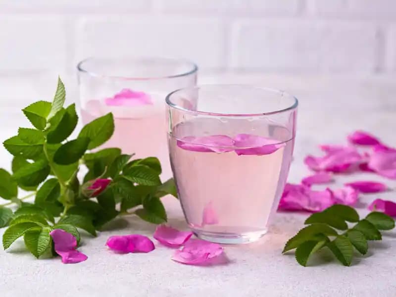 Gül Suyunun Saç Bakımındaki Faydaları ve Doğal Kullanım Yöntemleri