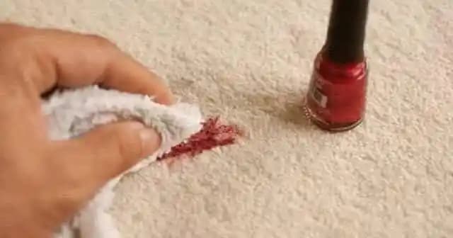 Halıdaki Oje Lekesini Asetonsuz ve Doğal Yöntemlerle Güvenli Temizleme Rehberi