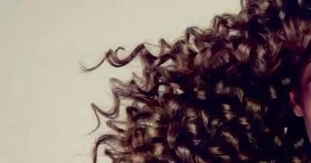 İnce Tellı Kıvırcık Saçlar İçin Sağlıklı ve Dolgun Görünüm Sağlama Yöntemleri