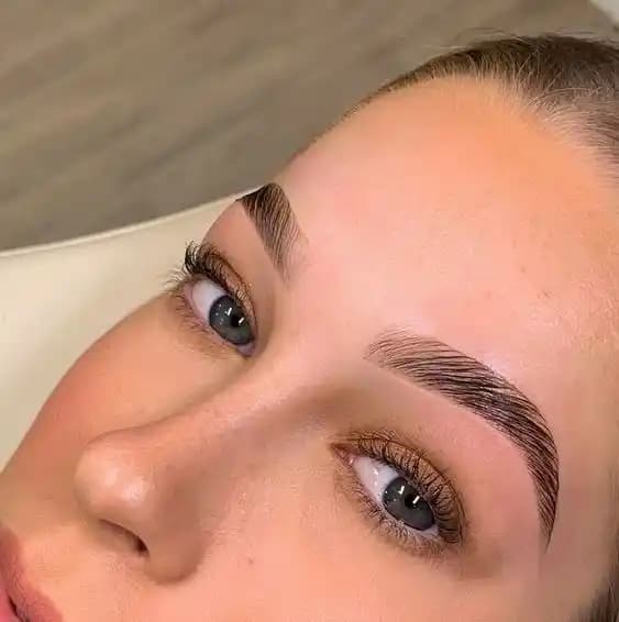 Kadınlar İçin En Güzel ve Popüler Kaş Modelleri ve Yüz Şekline Uygun Seçenekler