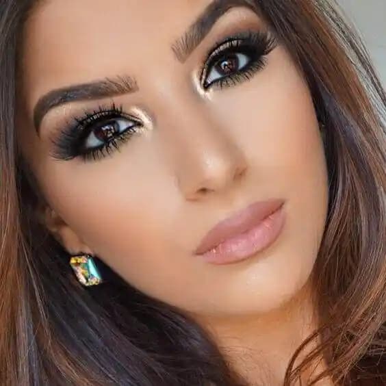 Kahverengi Gözlü Esmerler İçin Makyaj Rehberi: Renk Seçimi ve Uygulama İpuçları