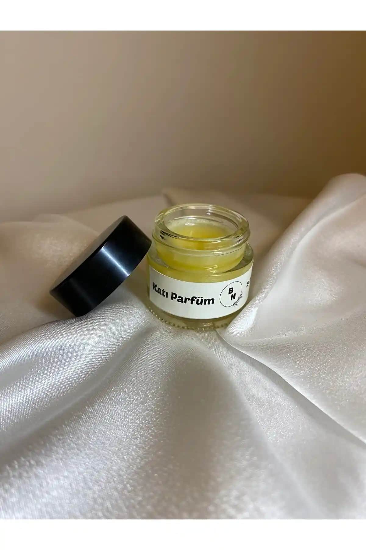 Katı Parfüm Nedir? Doğal ve Pratik Kullanımıyla Modern Koku Deneyimi