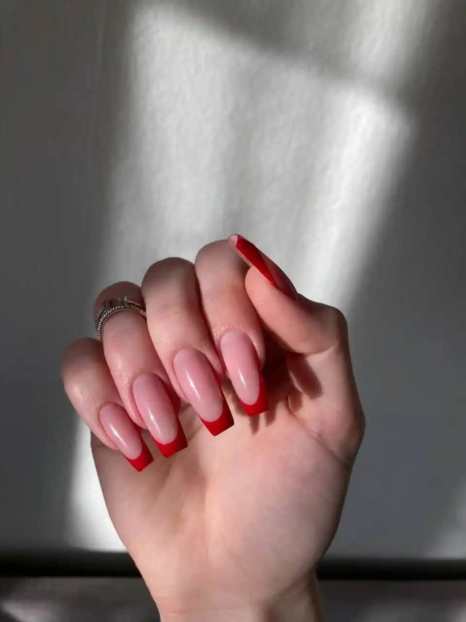 Kırmızı French Oje Trendleri ve Uygulama İpuçlarıyla Şıklığınızı Yükseltin
