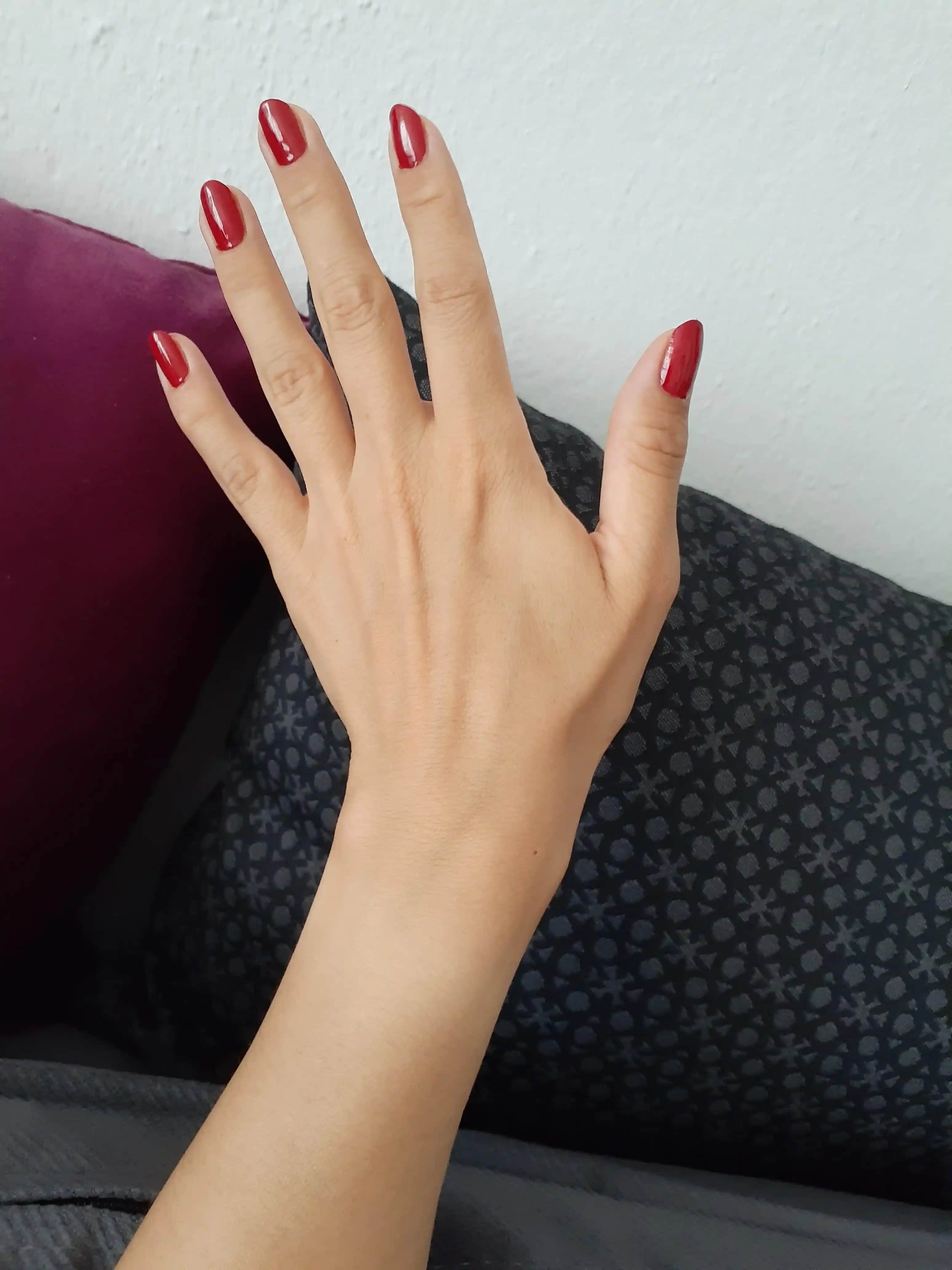 Kırmızı Oje ve El Bakımı: Trendler, Kombinasyonlar ve Bakım İpuçları