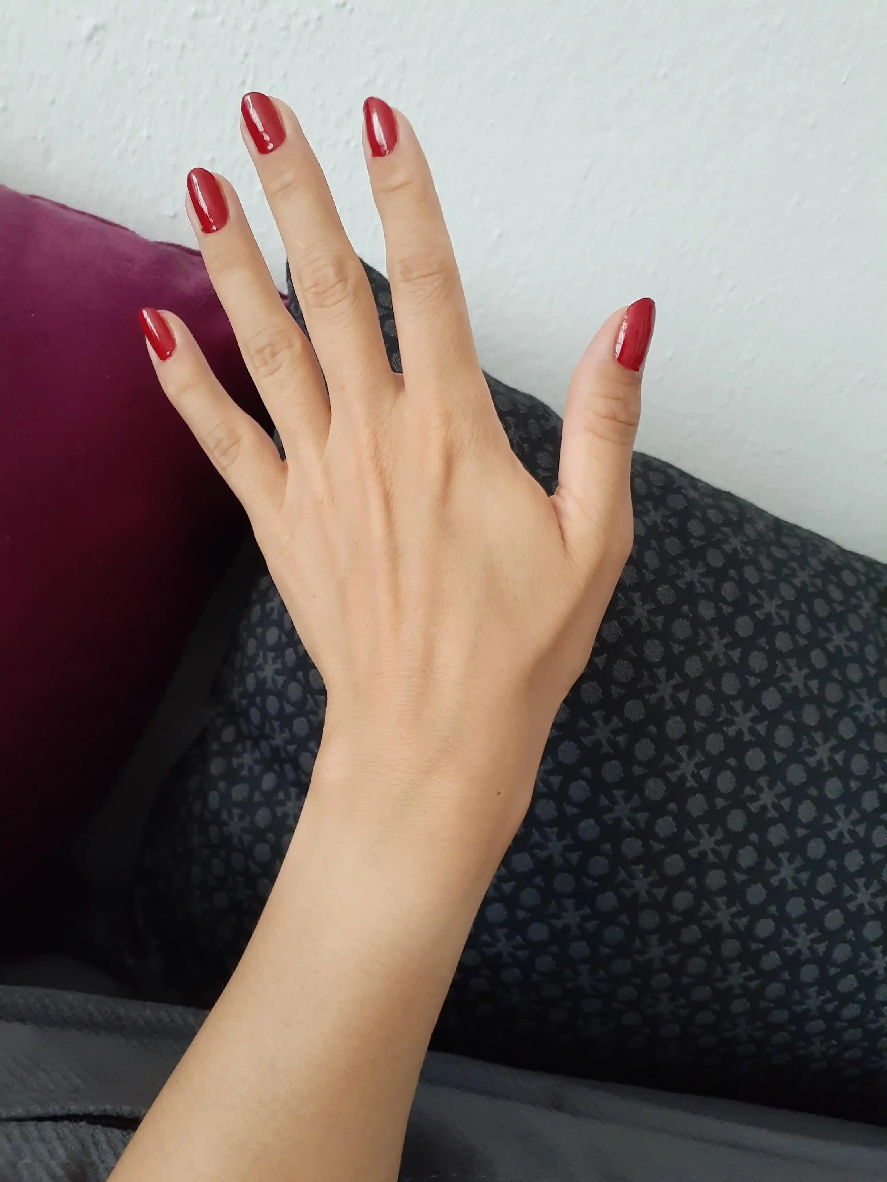 Kırmızı Oje ve El Bakımı: Trendler, Kombinasyonlar ve Bakım İpuçları