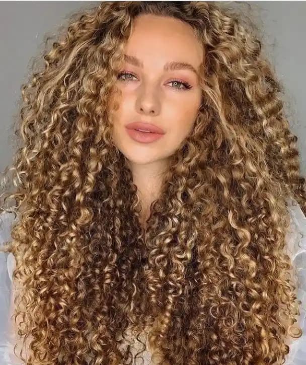 Kıvırcık Saçlar İçin En İyi Boyama Yöntemleri ve Bakım İpuçları