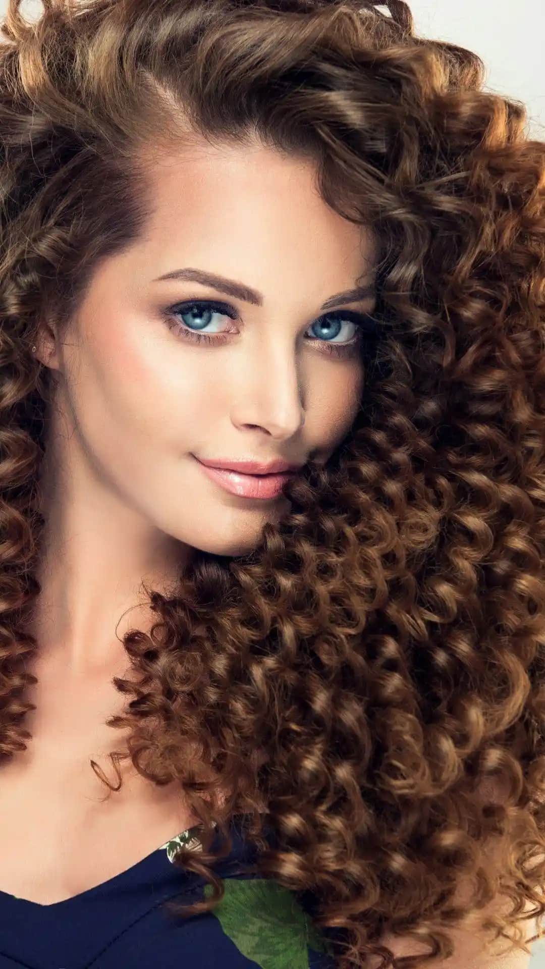 Kıvırcık ve Dalgalı Saçlar İçin Curly Girl Metodu ile Doğal Güzelliğinizi Ortaya Çıkarın