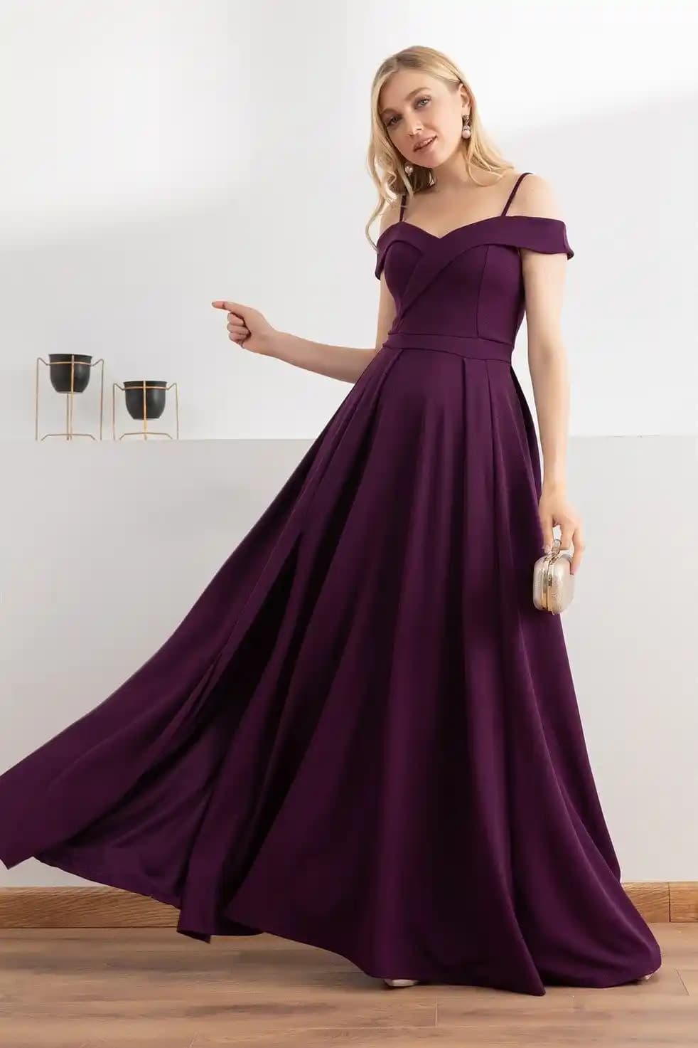 Koyu Mürdüm Rengi: Kozmetikte Zarafetin ve Çekiciliğin Güçlü Simgesi