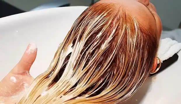 Koyu Renk Saçları Güvenli ve Etkili Yöntemlerle Açma Rehberi