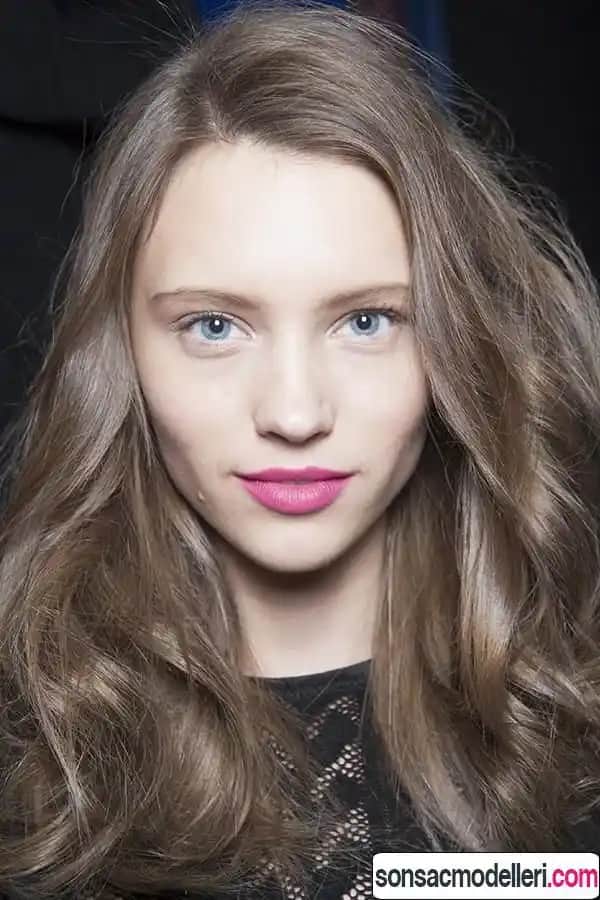 Küllü Kahve Saç Rengi: Doğal ve Şık Görünüm İçin Bilmeniz Gerekenler