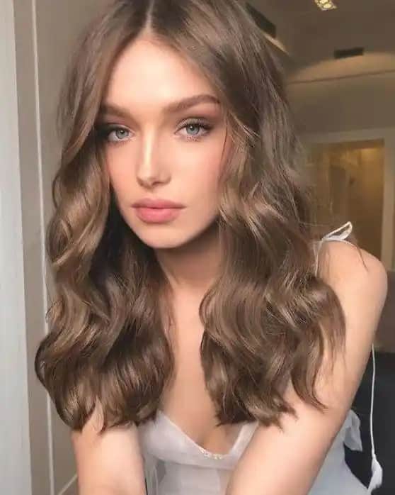 Küllü Kumral ve Sütlü Kahve Saç Rengi: Doğallık ve Şıklığın Modern Yüzü