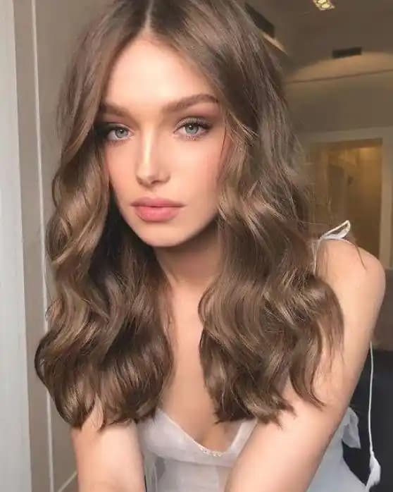 Küllü Kumral ve Sütlü Kahve Saç Rengi: Doğallık ve Şıklığın Modern Yüzü