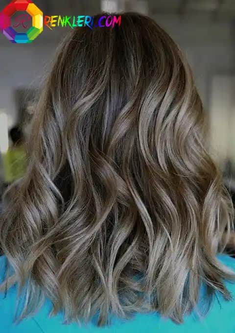 Küllü Yeşil Saç Rengi: Modernlik ve Doğallığın Şık Bir Buluşması