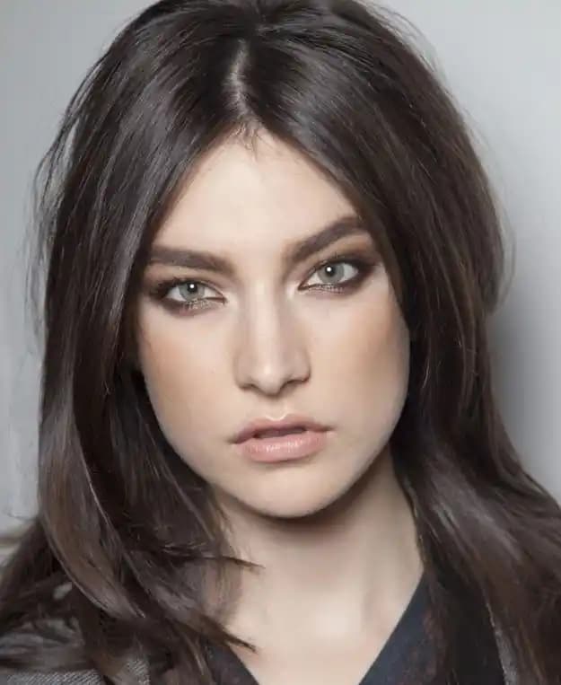 Kumlu Kahve Saç Rengi: Doğallık ve Şıklığın Modern Yansıması