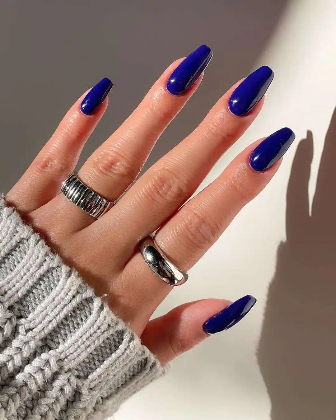 Lacivert Protez Tırnak Trendleri ve Bakım İpuçlarıyla Modern Şıklık