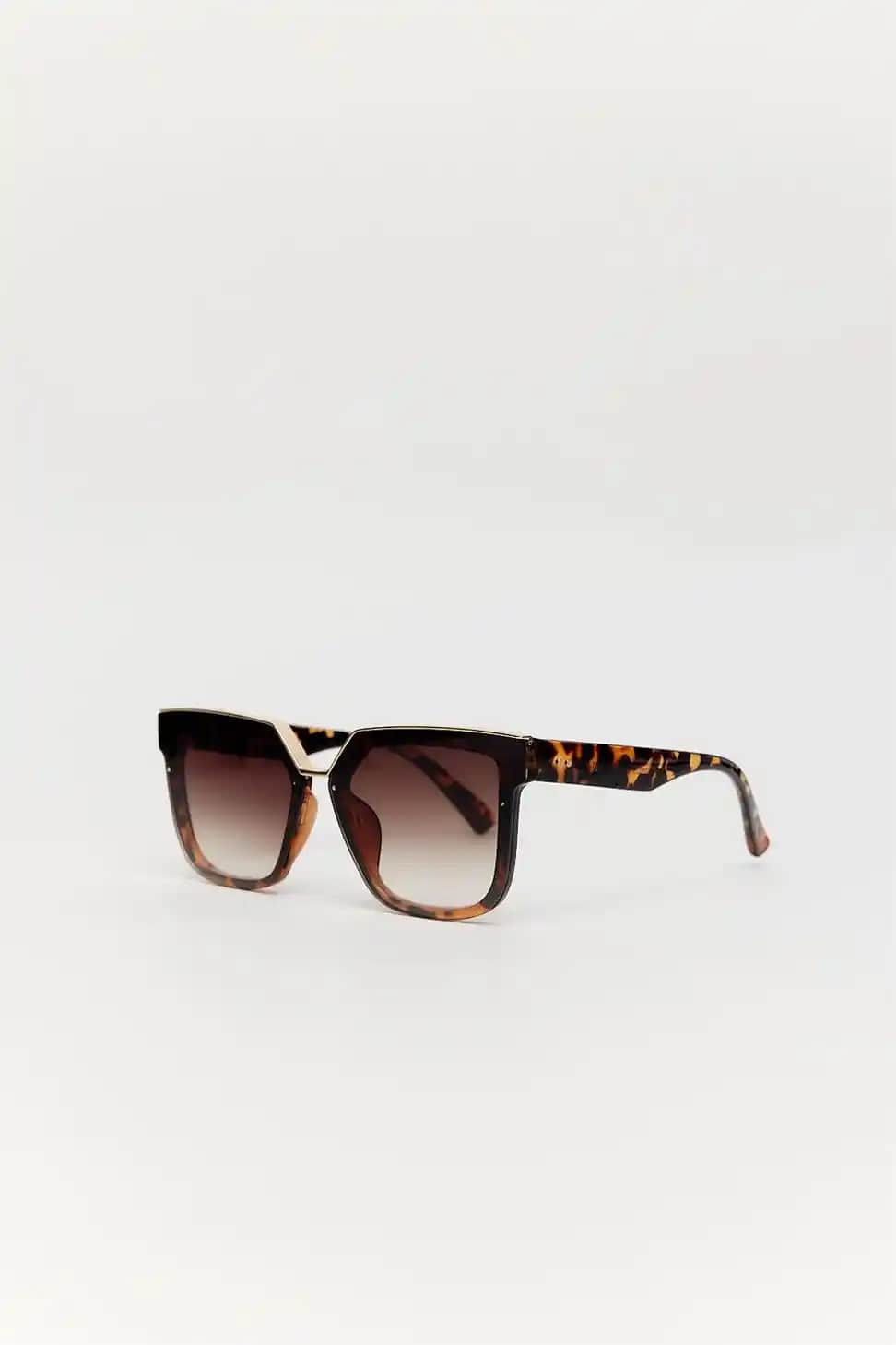 Leopar Desenli Güneş Gözlüğü: Moda ve Fonksiyonelliğin Şık Birleşimi