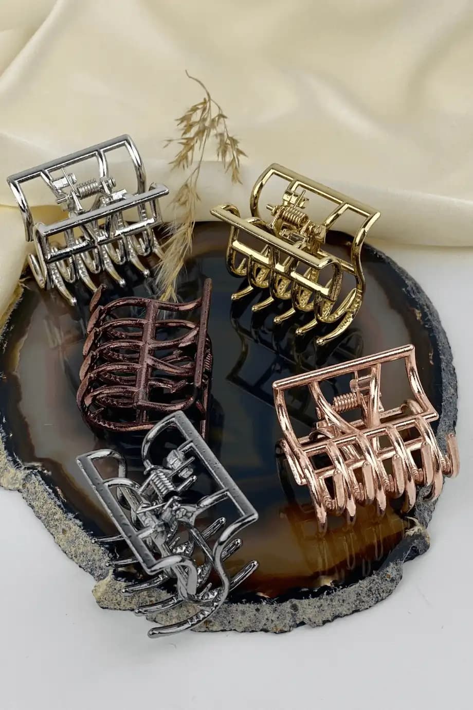 Mandal Toka Nedir, Modelleri ve Kullanım İpuçlarıyla Şıklığınızı Tamamlayın