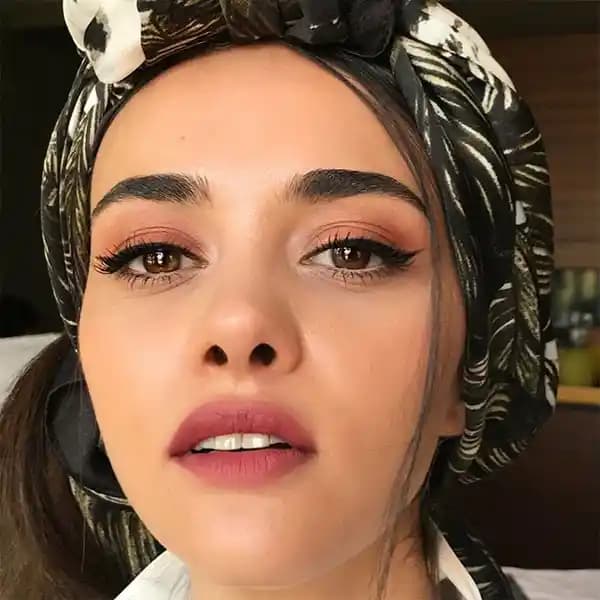 Mezuniyet Makyajı İçin Doğal ve Şık Güzellik Önerileri ve Trendler