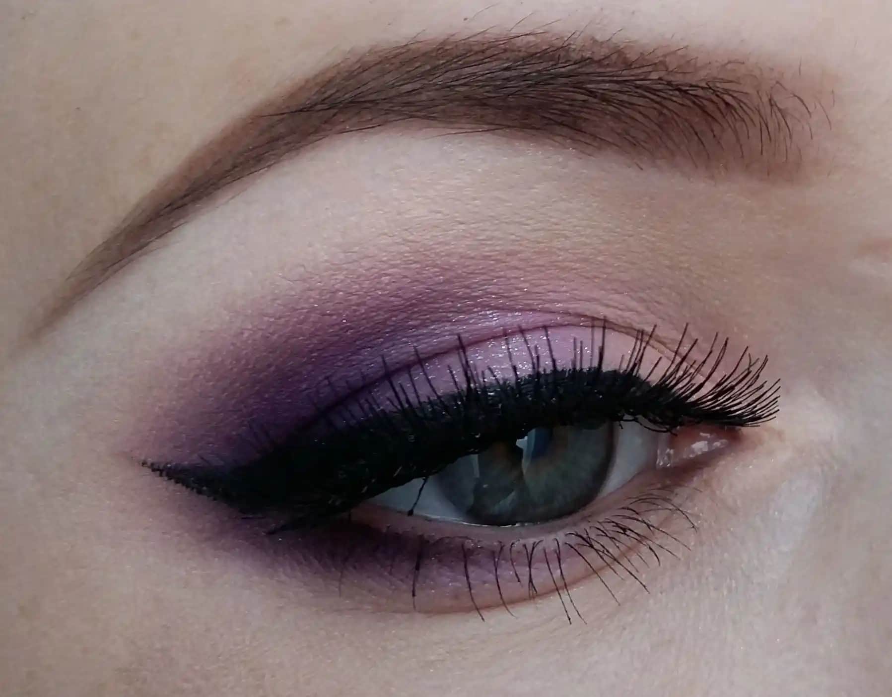 Mor Makyajın Tarihçesi ve Güncel Trendleri ile Kendinizi İfade Etmenin Yolları