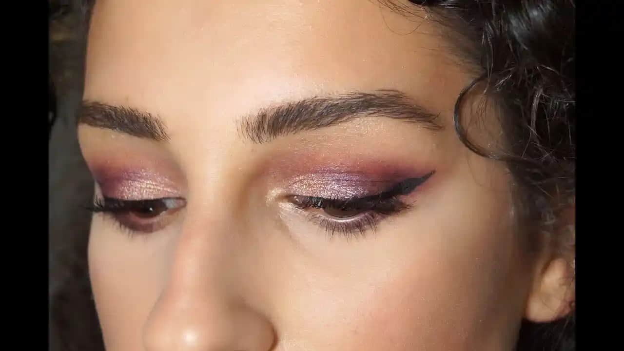 Mürdüm Göz Makyajı Trendleri ve Uygulama Teknikleri Hakkında Kapsamlı Rehber