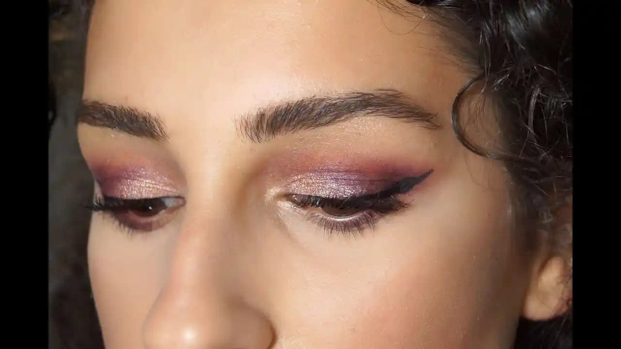 Mürdüm Göz Makyajı Trendleri ve Uygulama Teknikleri Hakkında Kapsamlı Rehber