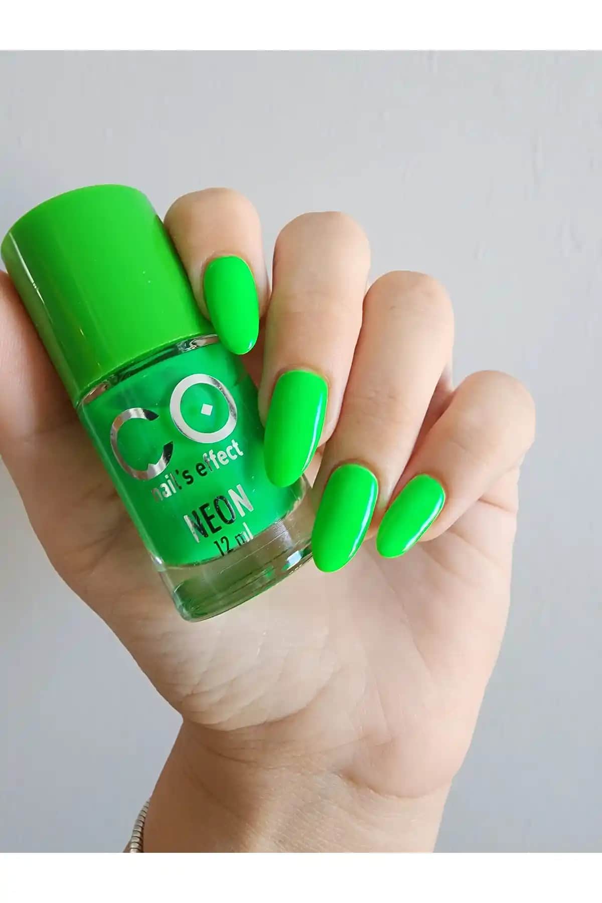 Neon Oje Trendleri ve Uygulama İpuçlarıyla Parlak ve Cesur Tırnaklar