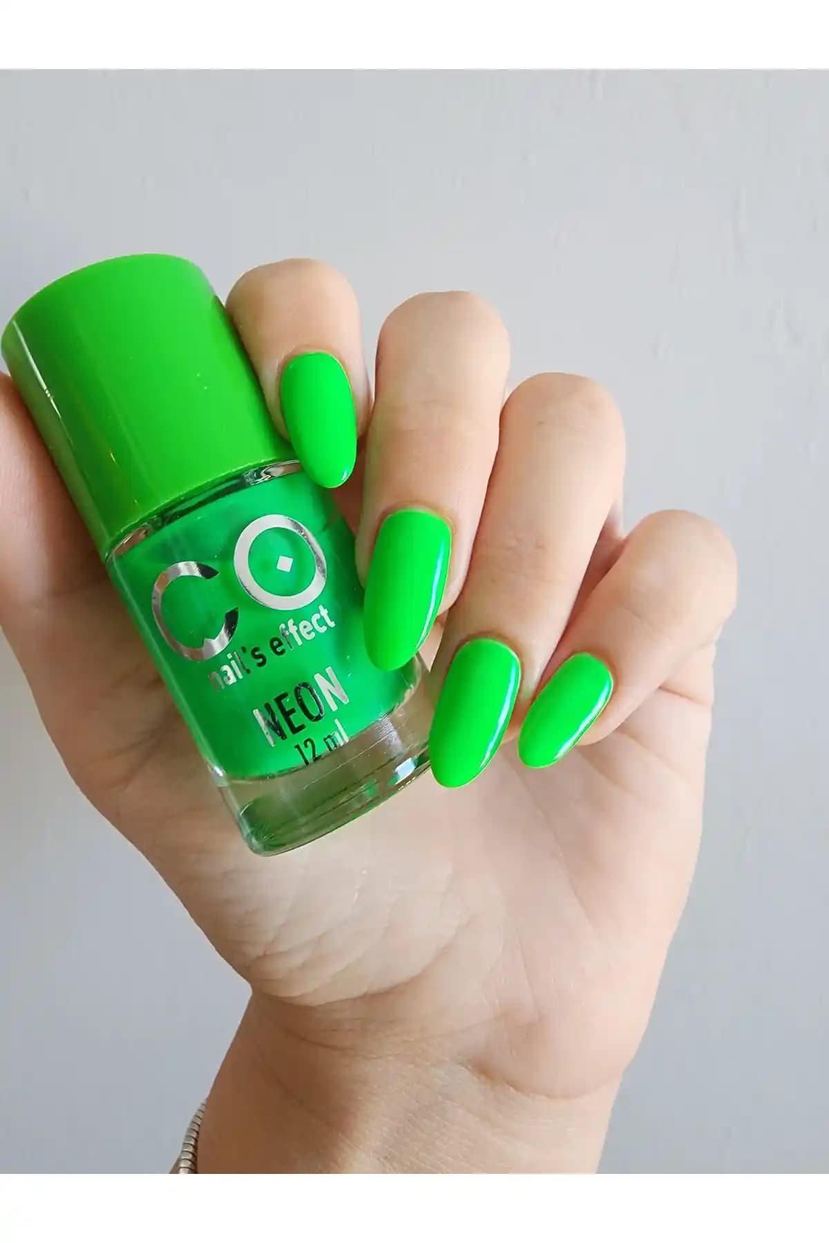 Neon Oje Trendleri ve Uygulama İpuçlarıyla Parlak ve Cesur Tırnaklar