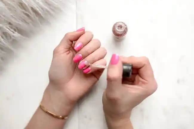 Oje Kurutma Yöntemleri: Kalıcı ve Parlak Tırnaklara Ulaşmanın En Etkili Yolları