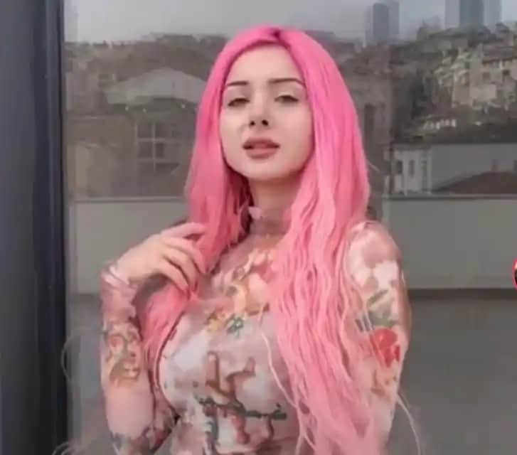 Pamuk Şekeri Pembesi Saç Rengi: Bakım ve Stil İpuçlarıyla Tatlı ve Çekici Görünüm