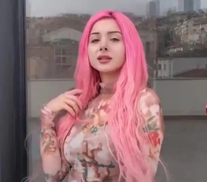 Pamuk Şekeri Pembesi Saç Rengi: Bakım ve Stil İpuçlarıyla Tatlı ve Çekici Görünüm