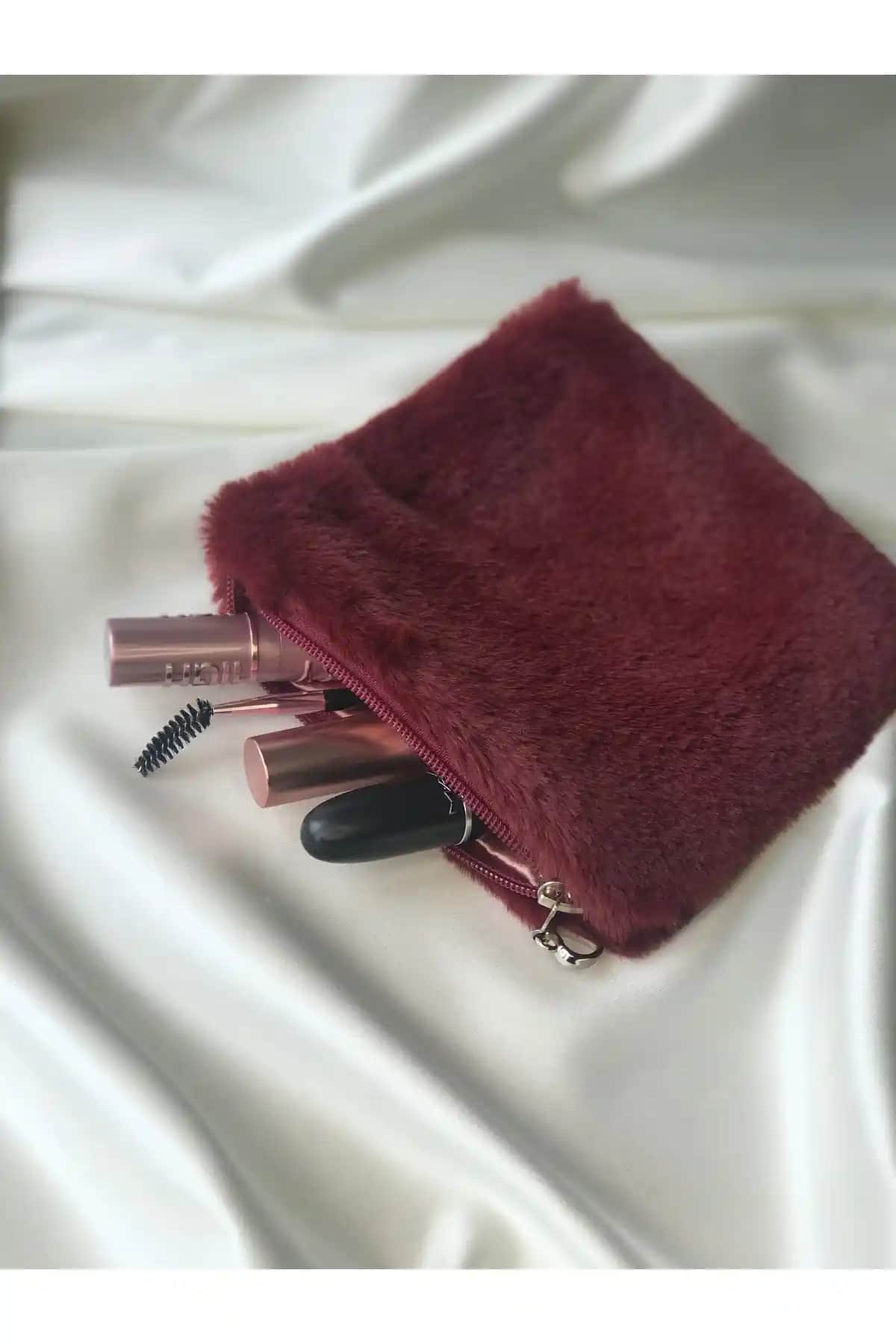 Peluş Makyaj Çantası Modelleri: Şıklık ve Kullanışlılığın Bir Arada Sunulması