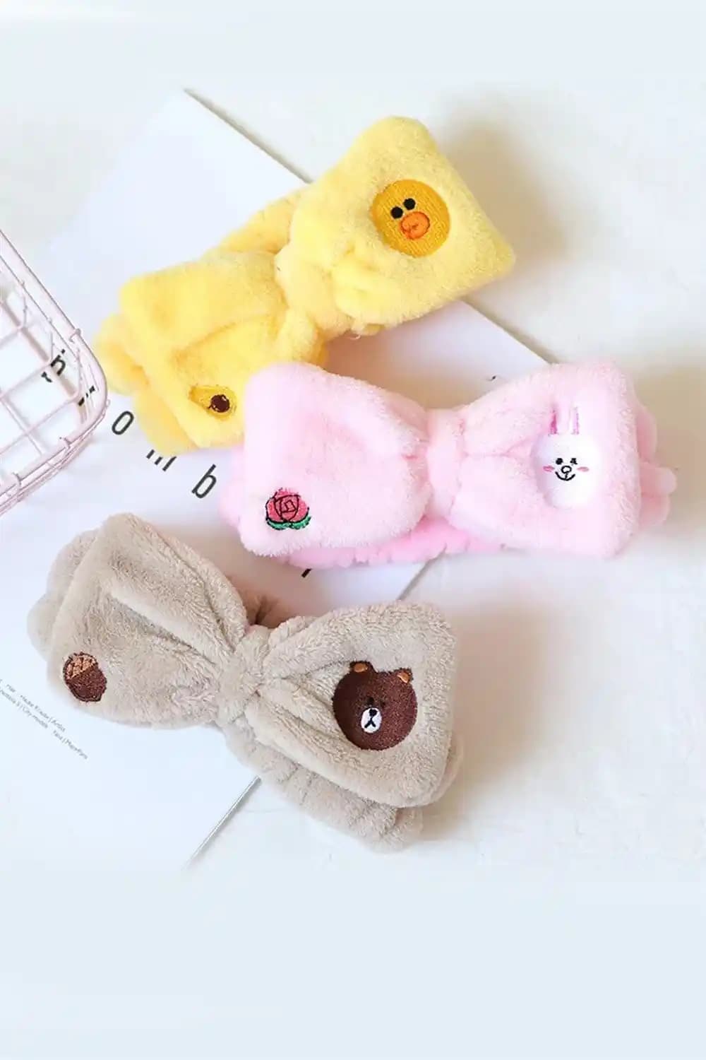 Peluş Saç Bandı Modası ve Konforu Bir Arada Sunan Şık Aksesuarlar