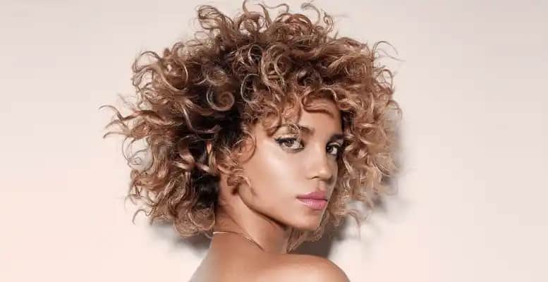 Permalı Saça Şekil Verme Rehberi: Doğal Görünüm ve Pratik İpuçlarıyla Şık Saçlar