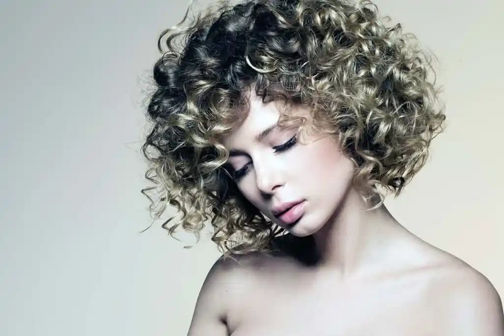 Permanın Türleri, Uygulama Süreçleri ve Bakım İpuçlarıyla Saçınıza Hacim Katın