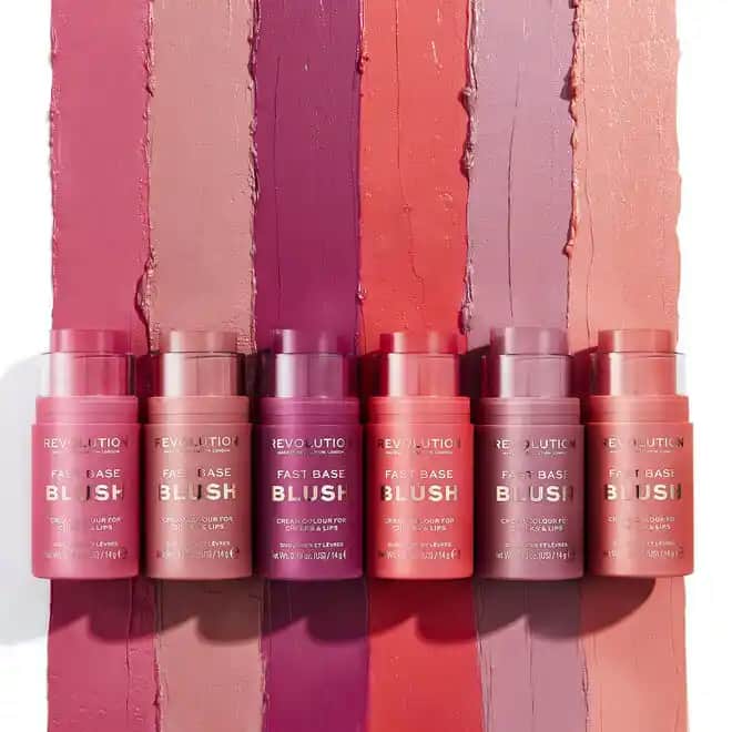 Revolution Fast Base Blush Stick ile Hızlı ve Doğal Makyaj Çözümü