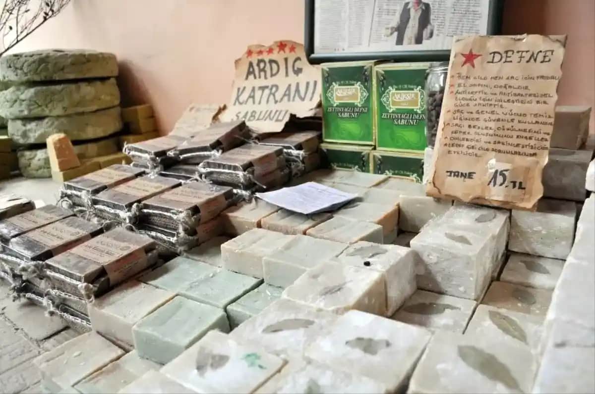 Saç Bakımında Doğal Yağ Karışımlarının Kullanımı ve Faydaları Hakkında Rehber