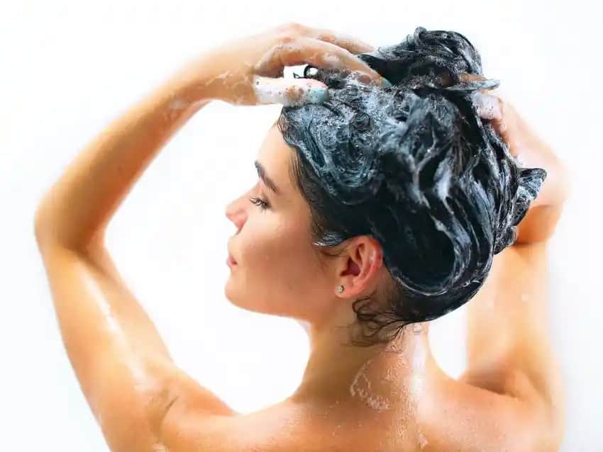 Saç Dökülmesine Karşı Etkili Çözüm Yolları ve Bakım Önerileri