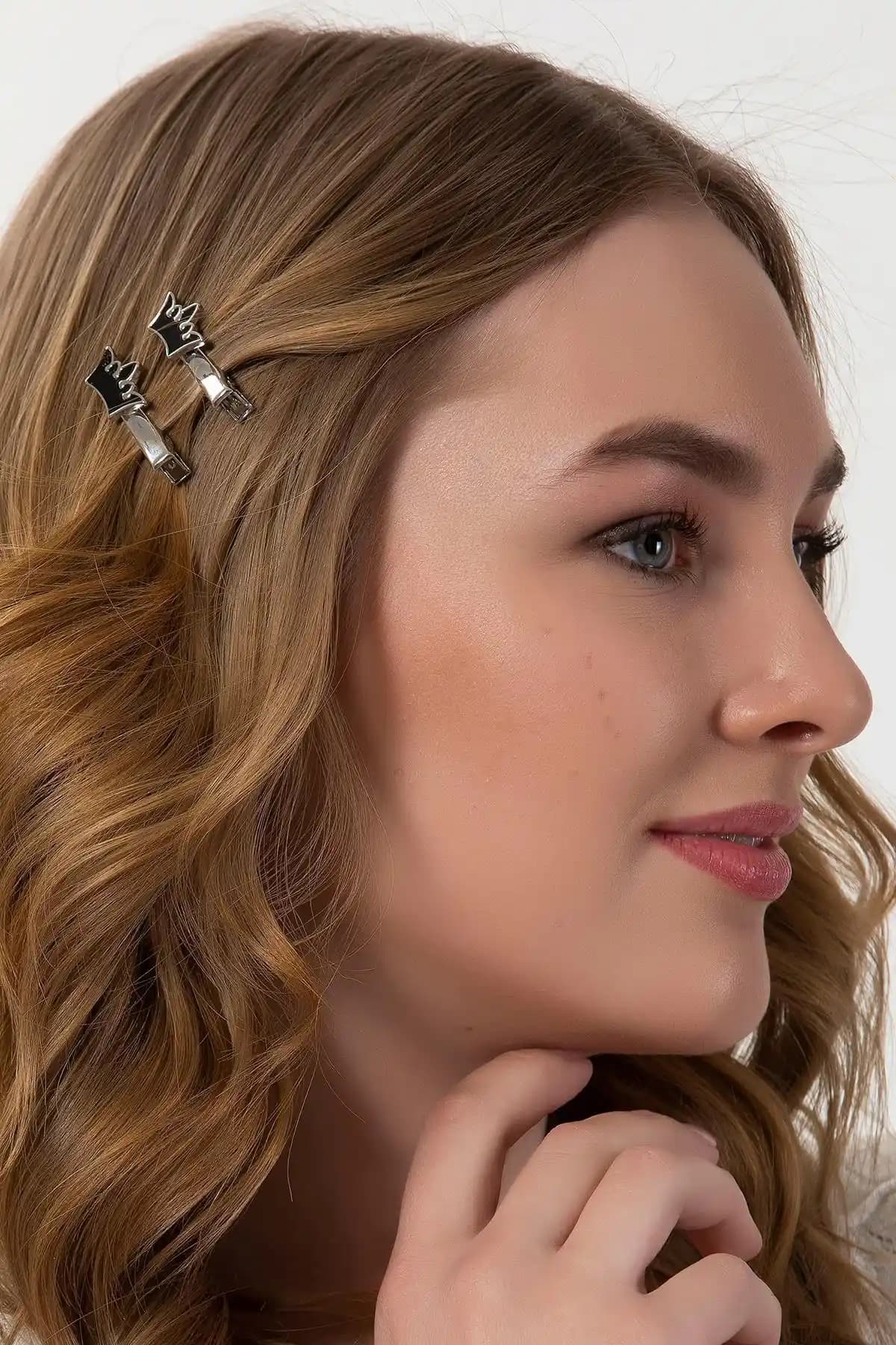 Saç Tokası Seçimi ve Kullanımı Rehberi: Doğru Malzeme ve Trendler Hakkında Bilgiler