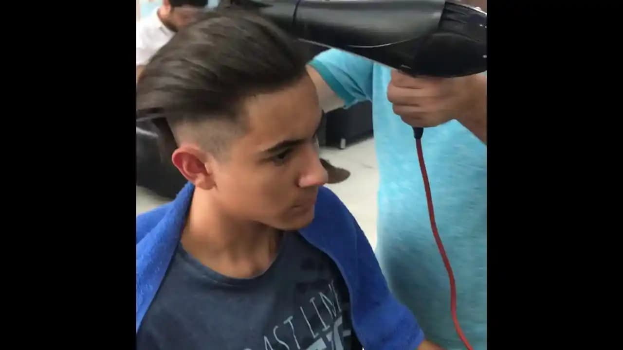 Saçların ıslak gibi görünmesini önlemek için etkili bakım ve stil ipuçları