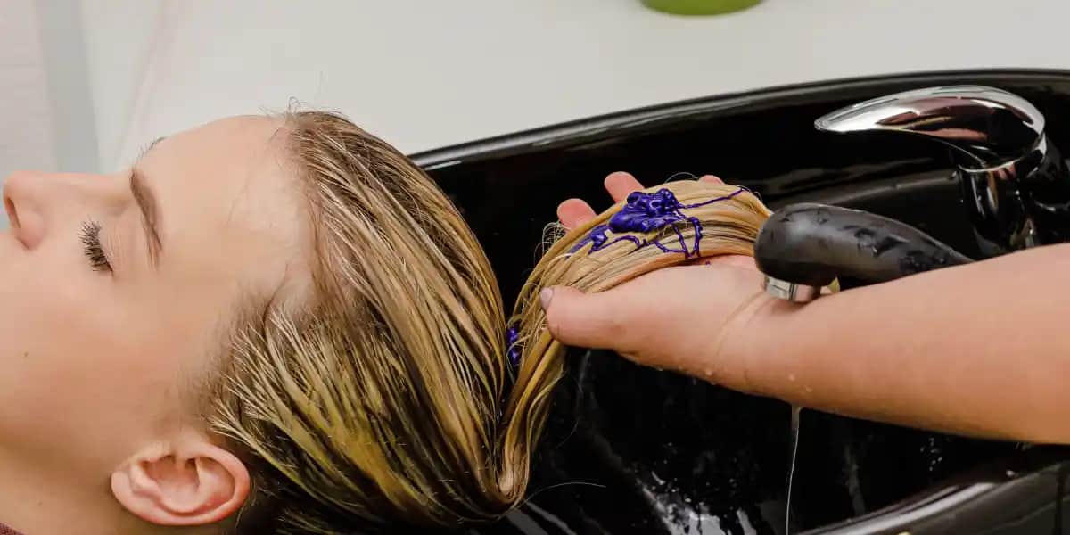 Saçtaki Turunculuğu Gidermede Mavi Boyanın Etkili Kullanımı ve Uygulama İpuçları