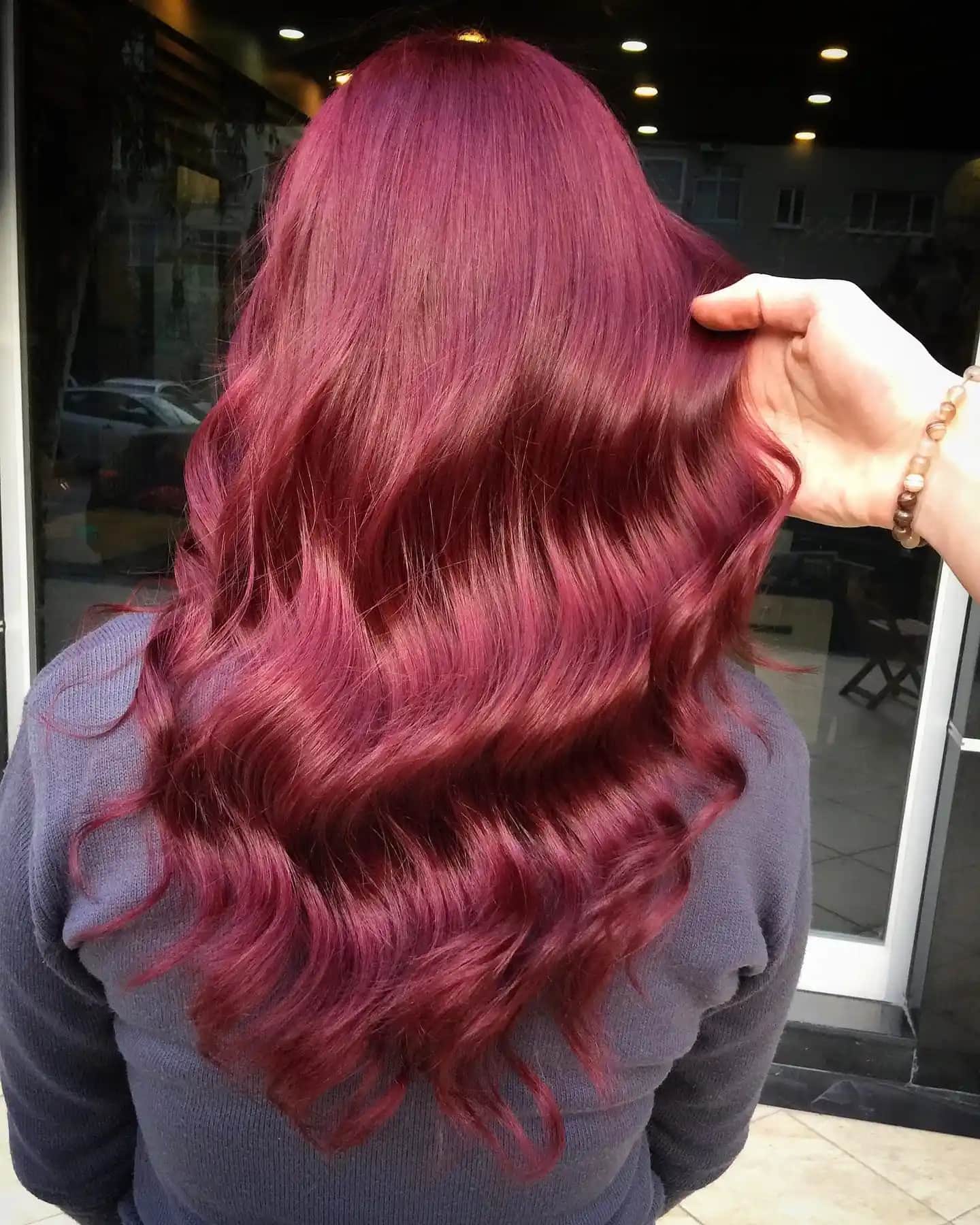 Şampanya Kızılı Saç Rengi: Trend ve Bakım İpuçlarıyla Parlak Görünüm Rehberi