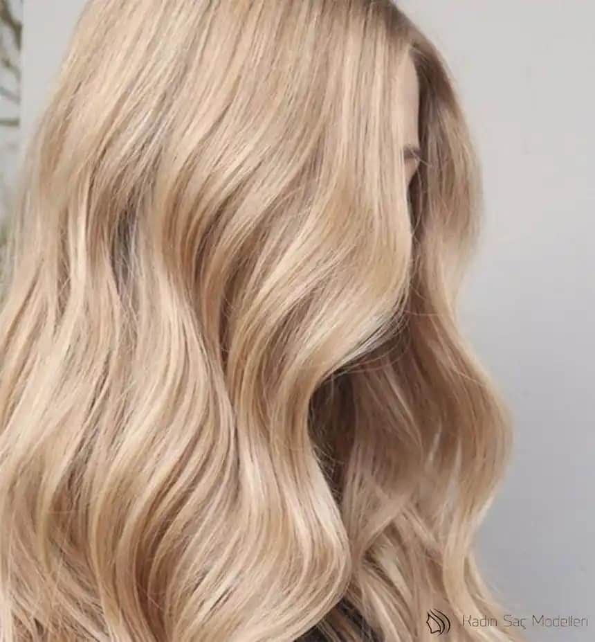 Sari Saç Rengi: Doğal Güzellik ve Cesur Tarz İçin Güncel Trendler ve Bakım İpuçları