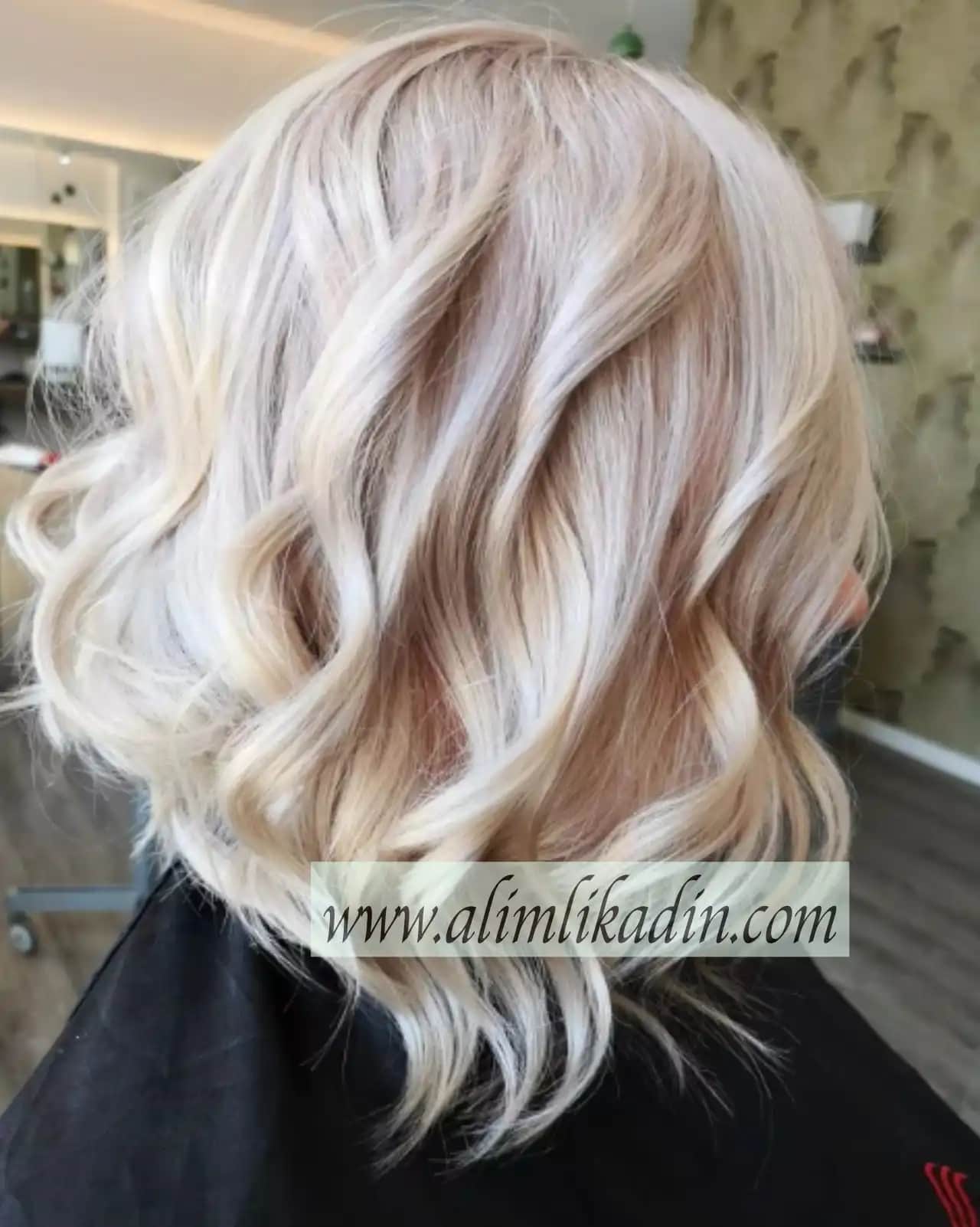 Sarı Saç Tonları: Çeşitleri, Popülerlik Nedenleri ve Bakım İpuçlarıyla Güzellik Rehberi