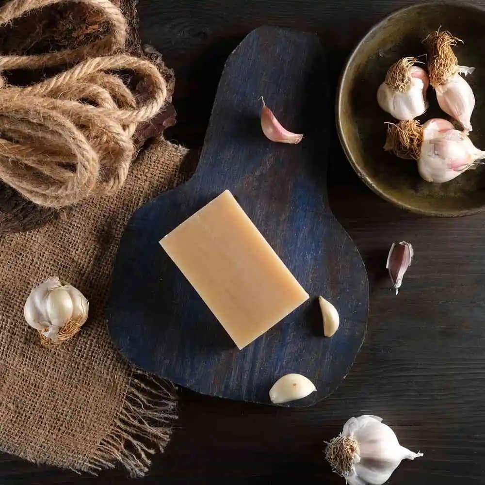 Sarımsak Sabunu: Doğal İçeriklerle Cilt ve Saç Bakımında Yeni Trend