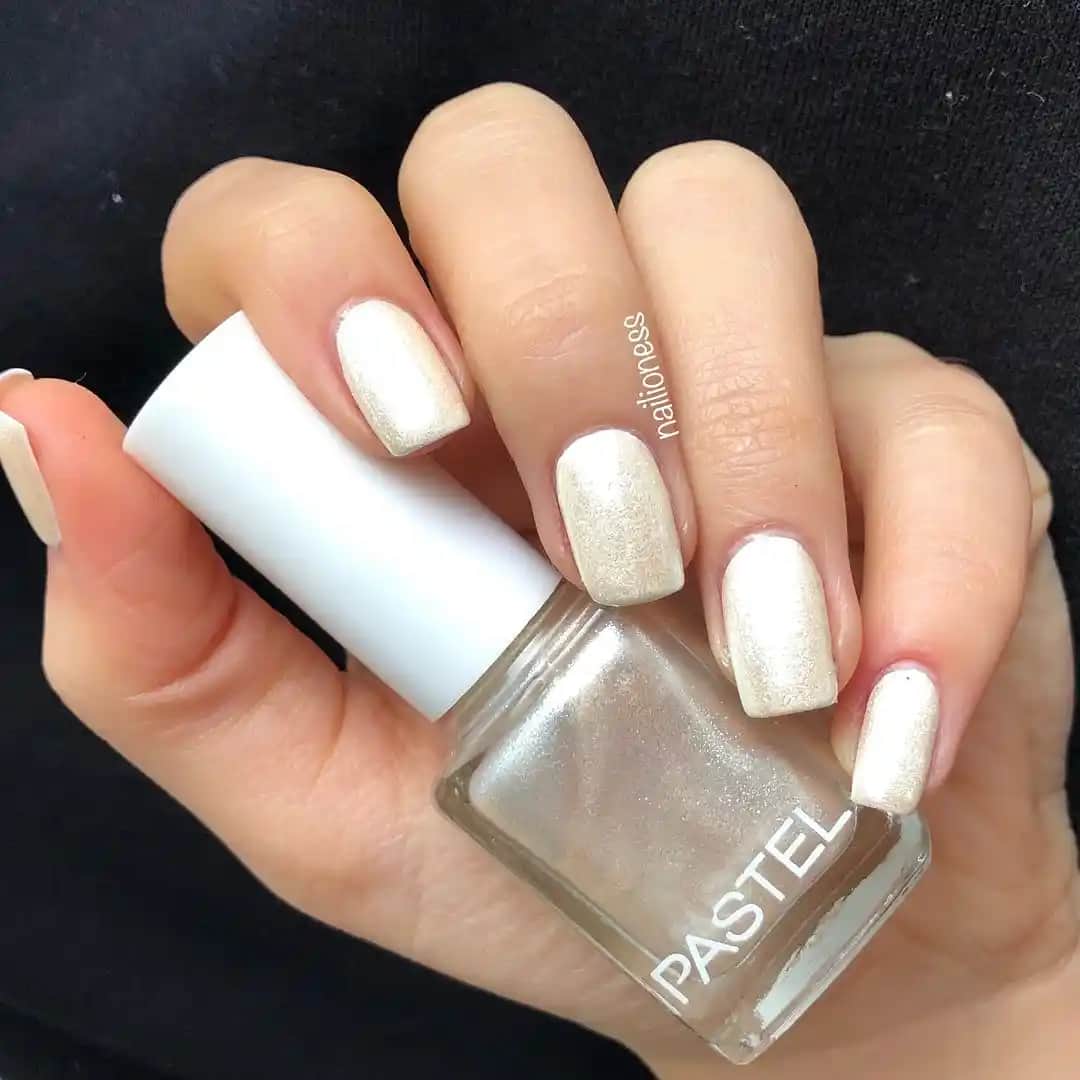 Sedef Renk Oje: Doğal Parlaklık ve Şıklık Sunan Trendy Tırnak Renkleri