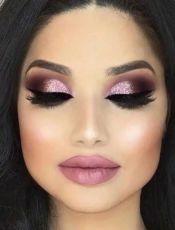 Simli Makyaj Rehberi: Parıltılı ve Işıltılı Görünüm İçin Uygulama İpuçları ve Trendler