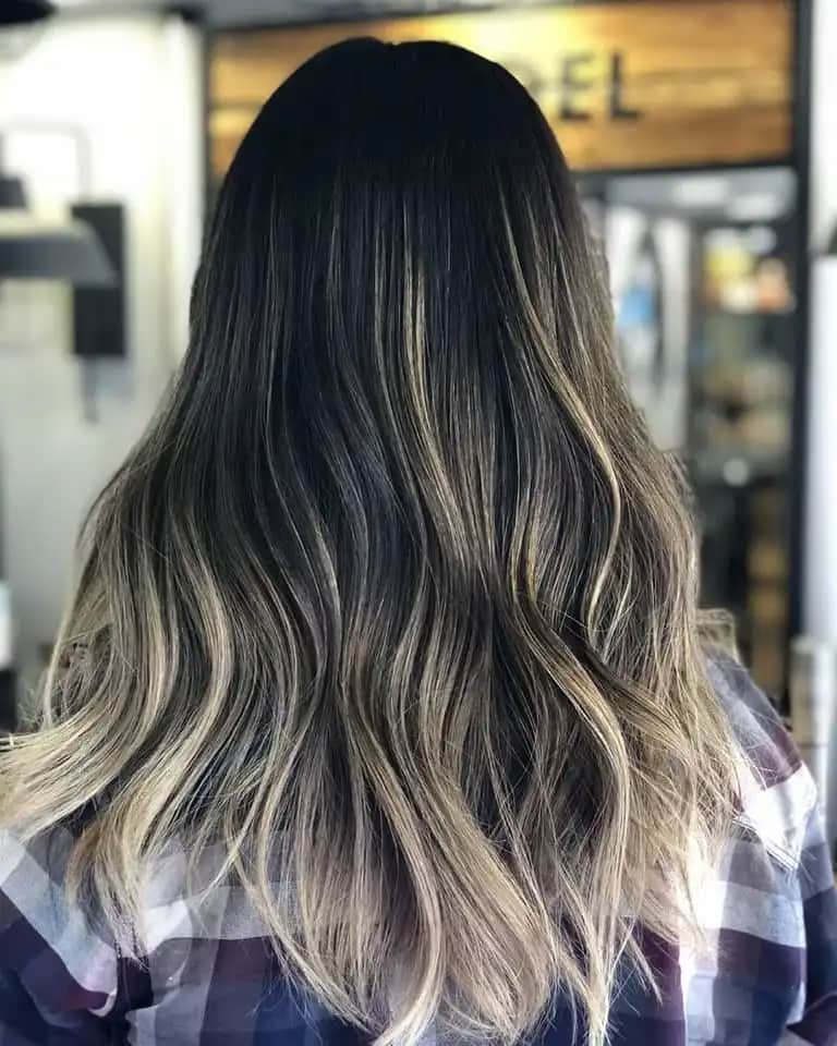 Siyah Saç Işıltı Modelleri ve Trend Tekniklerle Göz Kamaştırıcı Görünüm