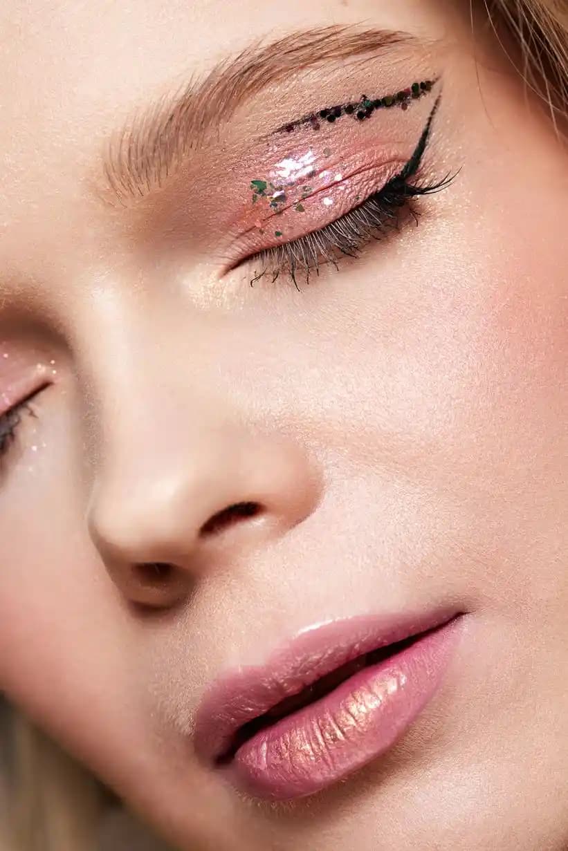 Taşlı Göz Makyajı Teknikleri ve Trendleriyle Gözlere Parlaklık Katın