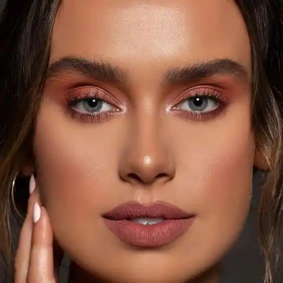 Toprak Tonlarında Makyaj: Doğallık ve Şıklığın Temel Prensipleri ve Uygulama İpuçları